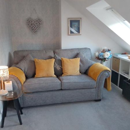Village Life- Private Attic Suite - Living Room, Bedroom And Bathroom Newtown St Boswells Екстериор снимка