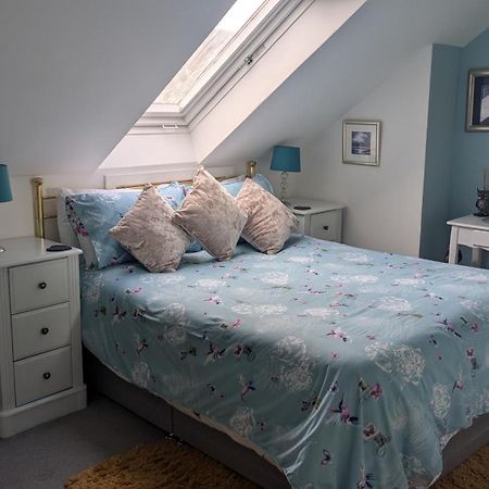 Village Life- Private Attic Suite - Living Room, Bedroom And Bathroom Newtown St Boswells Екстериор снимка