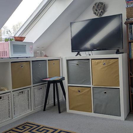 Village Life- Private Attic Suite - Living Room, Bedroom And Bathroom Newtown St Boswells Екстериор снимка