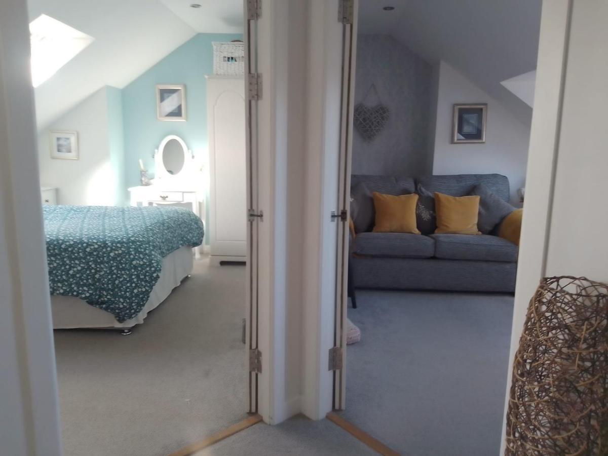 Village Life- Private Attic Suite - Living Room, Bedroom And Bathroom Newtown St Boswells Екстериор снимка
