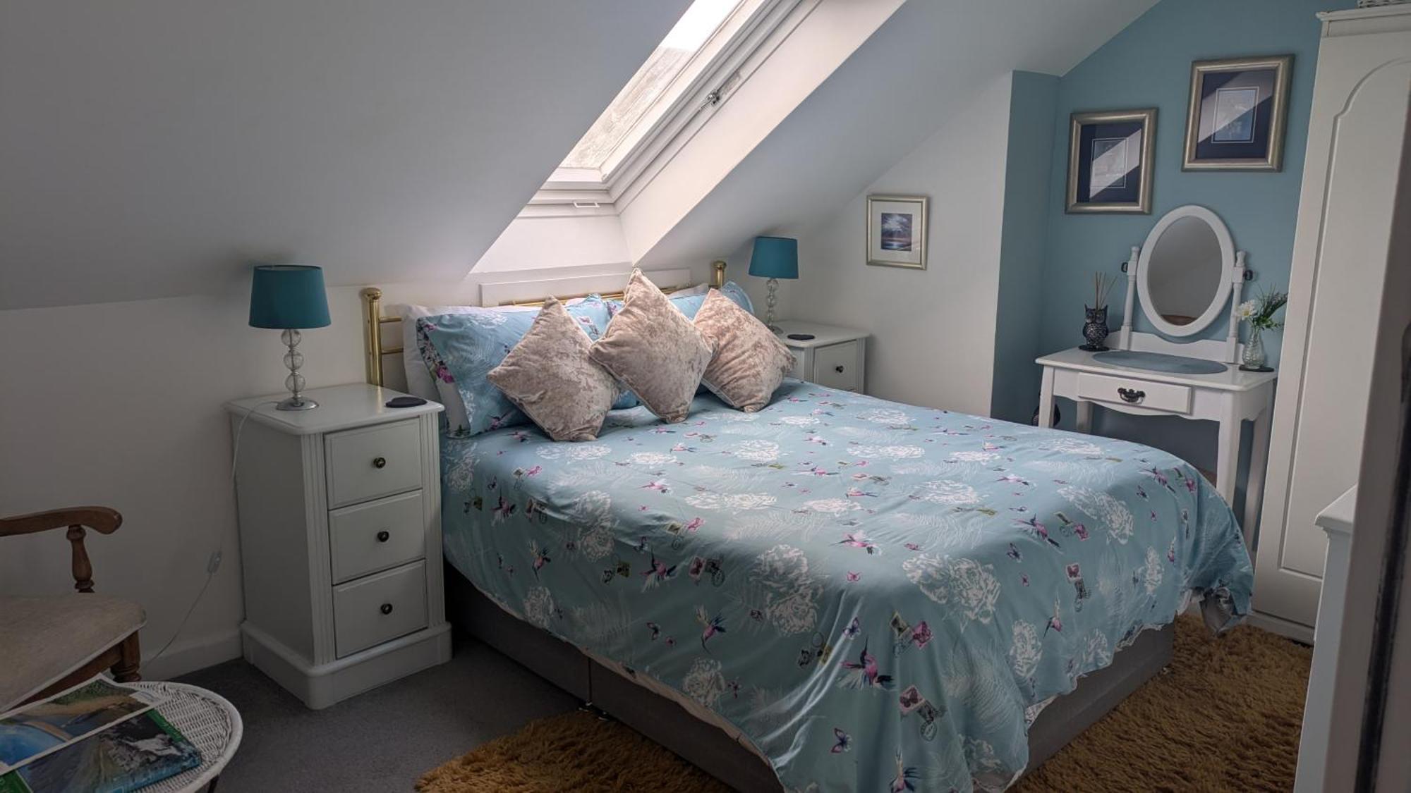 Village Life- Private Attic Suite - Living Room, Bedroom And Bathroom Newtown St Boswells Екстериор снимка